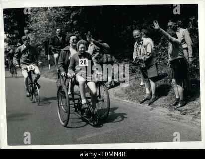 Mar. 03, 1956 - Premier rapport annuel de gestion du cycle de l'ancien combattant Ripley à Hyde Park. Vélos mis à deux, penny farthings vintage et d'autres modèles ont été parmi les 52 machines qui ont pris la route dans le sud de l'ancien combattant du premier club Cycle vieux temps exécuter de Ripley, Surrey, à Hyde Park aujourd'hui. Photo montre : Mme Mable Gladys Mundy accompagné de sa fille Jennifer, assis sur l'avant du cycle de sécurité complémentaire 1896 Rudge, obtenir un contrôle sur la route aujourd'hui. Banque D'Images