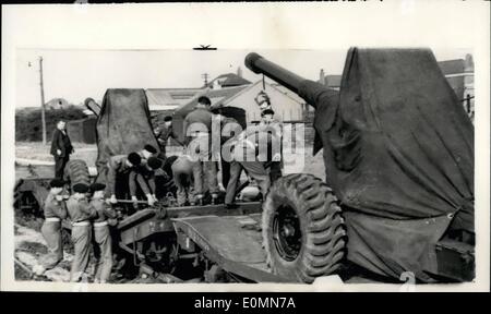 Mar. 03, 1956 - ''Fonctionnement'' de Suez commence... Le chargement des canons sur aux transporteurs ferroviaires... De nombreuses unités de l'armée ont eu leurs ordres - à la suite de la "s'emparer" du Canal de Suez par le Colonel Nasser le premier ministre égyptien... Commandes d'appel devraient être publiées dans les prochaines 36 heures à plus de 25 000 réservistes de l'armée - pour la plupart - afin qu'ils soient prêts à protéger le canal en cas de difficultés... Photo Keystone montre : les hommes de la 21e. Medium Regiment, Royal Artillery, à Édimbourg en train au travail chargement des canons sur aux transporteurs ferroviaires - prêt pour Suez. Banque D'Images