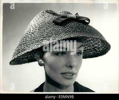 01 janv., 1956 - Chapeaux pour le printemps ''Summer Madness'' : une presse show a été donné à Londres des chapeaux de printemps conçu par Rudolf, qui sera porté à l'affichage de la Digby Morton collection de printemps. La photo montre la ''Summer Madness'' - une grande cloche de paille verte, avec seul ruban bow noir. Banque D'Images