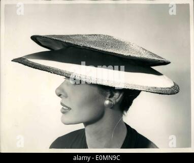 01 janv., 1956 - Chapeaux pour le printemps ''DiaBolo'' : une presse show a été donné à Londres de chapeaux pour le printemps, conçu par Rudolf à Banque D'Images