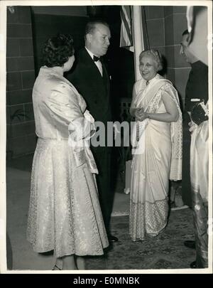 01 janvier 1956 - Journée de la République de l'Inde l'Inde des célébrations de chambre : Le Haut Commissaire aux droits de l'Inde a organisé une réception hier soir à l'India House pour célébrer le sixième anniversaire de la République de l'Inde 24. Parmi ceux présents étaient des membres du Corps diplomatique, le Lord et Lady la maire et les membres des deux Chambres du Parlement. Photo montre près de l'Union Jack, Mme Pandit reçoit M. Malik l'Ambassadeur de Russie et son épouse. Banque D'Images