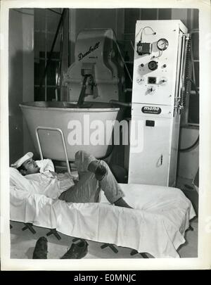 01 janvier 1956 - Deux boulangers de couchage : une machine britannique appelé ''The Sleeping Baker'' ne le boulanger du travail automatiquement. Tous les Baker a à faire est de régler trois commandes de un pour la quantité d'eau, une pour la température et une pour le temps. ''Le Coin chambre Baker'' mesure l'eau, il chauffe à la température requise, puis passe sur la console et s'exécute dans l'eau, le fait de désactiver à nouveau lorsque le mélange est terminé. Photo montre deux boulangers du sommeil, l'homme et la machine. Fabricants : D. Ayers Jones & Co.,Ltd 166 Tulse Hill, London, 8 W.2, en Angleterre. Banque D'Images