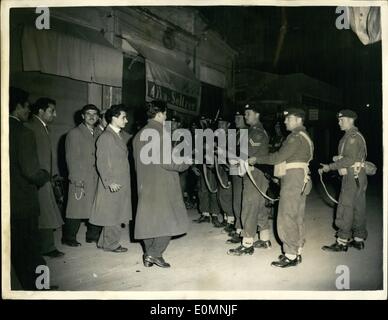 01 janvier, 1956 - Les troupes britanniques sceller les quartiers turcs et grecs après le Grec Anti : le meurtre de Paphos, à Chypre, d'un sergent de la police turque, a déclenché l'ensemble de l'île grecque anti manifestation du mercredi. Homme du sud Stafford Regt. Formé d'un cordon entre les quartiers turcs et grecs, de sorte que les deux factoins ne pouvait pas s'attaquer entre eux. Photo montre les hommes du sud, forment un régiment Stafford cordon armés dans les rues de Nicosie le mercredi. Banque D'Images