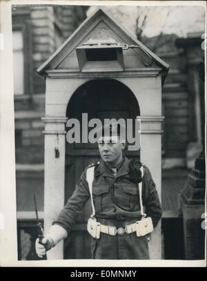 16 janvier 1956 - Pour le confort de la Garde royale. Les chauffages électriques sur les cases Sentry Palace à Bruxelles : quand le temps est devenu vraiment froid dans les années précédentes - la garde sur le Palais Royal de Bruxelles a été fourni avec un brasero à l'ancienne. Ils ont été remplacés par des appareils de chauffage électriques - fixée en haut de la guérite. C'est mieux - dit le gardien. Banque D'Images