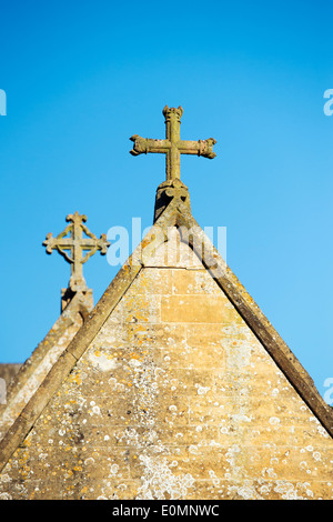 Barnabas Church St Croix en pierre sur le toit. Snowshill, Cotswolds, Gloucestershire, Angleterre Banque D'Images