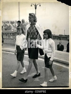 Avril 04, 1956 - Pour le Prepsring -- Grace Kelly Prince Rainier Mariage. Photo montre Grace Kelly's soeur Peggy (Mme. George Davis) vu avec Meg et Mary Lee -- à Monaco où la préparation sont d'aller de l'avant pour le mariage de Grace Kelly et du Prince Rainier. Peggy sera infirmière-de-heure et ses enfants seront suite nuptiale de bord. Banque D'Images