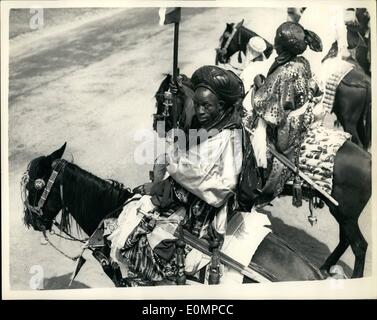 10 févr. 02, 1956 - GUERRIERS DE PARADE À Kaduna.. Nigérian ROYAL TOUR.. PHOTO MONTRE : regarder sur certaines des chambres gaiement Banque D'Images