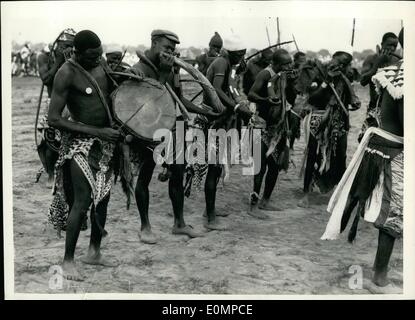 10 févr. 02, 1956 - THE ROYAL NIGERIAN TOUR.. La bande autochtone.. PHOTO MONTRE :- Wierd et merveilleux des instruments de musique sont utilisés par cette bande autochtone - l'un des nombreux qui a effectué pour SA MAJESTÉ LA REINE - lors de sa visite à Kaduna dans la Province du Nord - où une réunion a été organisée en son honneur. Banque D'Images