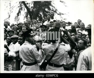 10 févr. 02, 1956 - ROYAL TOUR DU NIGÉRIA. Le PETIT PICCANINNY QUI VOULAIENT VOIR LA REINE. PHOTO montre ce petit piccaninny était Banque D'Images