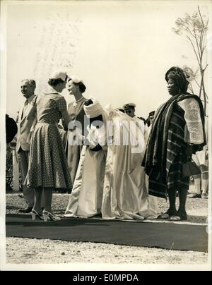 02 février 1956 - Tournée royale au Nigéria. Une robe blanche d'arcs en chef. Photo : Keystone montre une robe blanche- chef d'arcs d'accueillir Sa Majesté la Banque D'Images