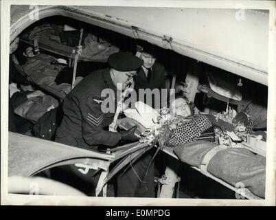 10 févr. 02, 1956 - La femme qui a perdu pied protéger ses enfants à Chypre à la bombe arrive à la maison. : Mme Smith, épouse de Sgt. Smith, qui a servi avec le 1er. Ne. Le Middlesex Regiment est arrivé à Lyneham ce soir de Nicosie. Mme Smith, a été de mettre ses enfants, un garçon de 7 ans et une fille de 6 à lit dans sa maison à Larnaca, Chypre, quand un terroriste a jeté une bombe dans la chambre à coucher. Mme Smith se jeta sur les enfants pour les protéger. Les enfants ont été sauvés par les efforts de leur mère. Mme Smith a été emmené à l'hôpital de Nicosie, où son pied droit a été amputé. Photo montre Mme Banque D'Images