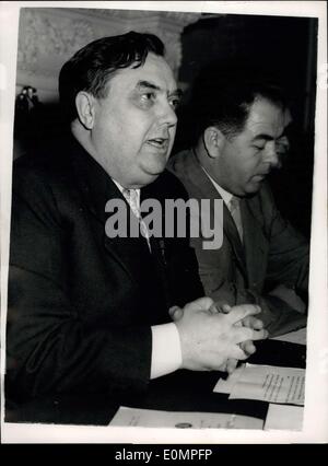 Avril 05, 1956 - M. Malenkov répond aux membres de la presse à l'ambassade de Russie : une conférence pour permettre aux membres de la presse de rencontrer M. Malenkov, le ministre soviétique des centrales électriques, et les membres de sa délégation, a été organisée à l'ambassade soviétique, les jardins du palais de Kensington. Photo montre M. Malenkov est vu répondre aux questions lors de la conférence d'aujourd'hui. Banque D'Images