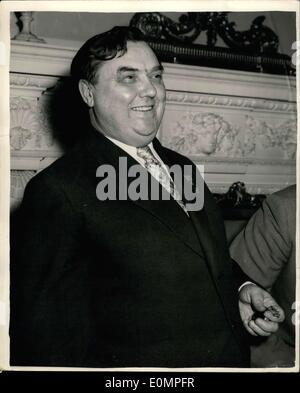 Avril 05, 1956 - M. Malenkov répond aux membres du pres à l'ambassade de Russie : une conférence pour permettre aux membres des centrales électriques, et les membres de sa délégation, a été organisée à l'ambassade soviétique, les jardins du palais de Kensington, aujourd'hui. Photo montre une expression représentée par M. Malenkov comme il a répondu à des questions à la conférence d'aujourd'hui. Banque D'Images