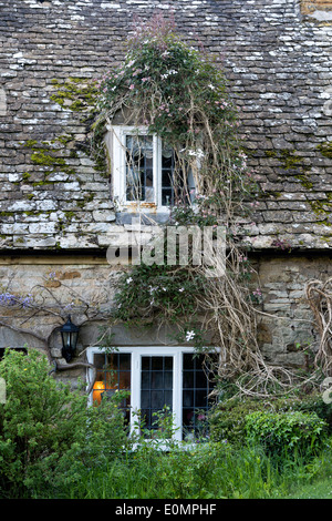 Vieilles Lucarnes et toit de tuiles sur Cotswold cottage dans Snowshill. Cotswolds, Gloucestershire, Angleterre Banque D'Images