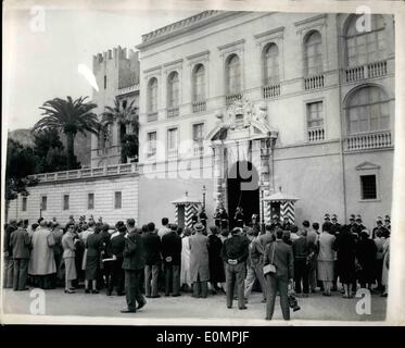 Avril 13, 1956 - 13-4-56 Tous ensemble pour la Grâce Kelly. Mariage du Prince Rainier. La foule à l'extérieur du Palais Royal, de Monaco. Photo : Keystone montre la scène comme spectateurs assister à la relève de la Garde de cérémonie hors du Palais Royal à Monaco aujourd'hui. Il y a eu des appels répétés de Voyons voir la Princesse Grâce, mais elle n'apparaissent pas sur le balcon comme espéré. Les derniers détails sont maintenant presque terminée pour le mariage la semaine prochaine. Banque D'Images