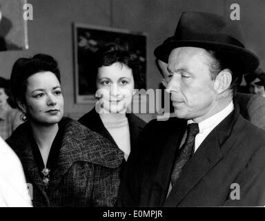 Chanteur Frank Sinatra être admiré par les femmes à l'aéroport. Banque D'Images