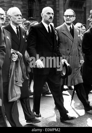 Apr 22, 1956 ; Londres, Royaume-Uni ; l'utilisation des policiers étaient en service cet après-midi, lorsque plusieurs milliers de réfugiés polonais et ukrainiens ont marché vers le cénotaphe où une gerbe a été déposée par le général Anders, ancien commandant du 2e corps polonais, pour protester contre la visite à Londres du Maréchal Boulganine et M. Kruschev. La photo montre général WLADYSLAW ANDERS portant son chapeau dans sa main, en procession au monument de la cet après-midi. Banque D'Images