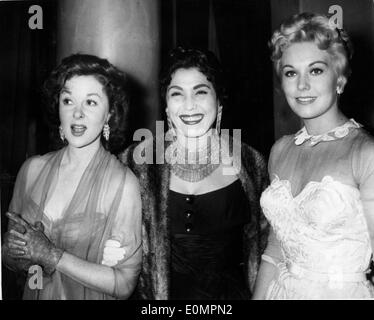 L'actrice Kim Novak avec Susan Hayward et Tahia Carioca au Festival de Cannes Banque D'Images