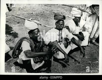 10 févr. 02, 1956 - La Tournée royale du Nigéria. La photo montre la même tribu du nord reste leurs épées sur leurs têtes - alors qu'ils attendaient l'arrivée de Sa Majesté la Reine pour les cérémonies à Kaduna - au cours de la tournée royale du Nigéria. Banque D'Images