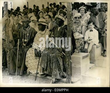 10 févr. 02, 1956 - Royal Tour du Nigéria. Bienvenue pour la Reine. La photo montre le roi Mingi X de Nembe dans sa couronne (à droite), et robe colorée. avec le chef Briggs portant sa couronne de bambou (à gauche) avec un homme non identifié (centre) ont été à Port Harcourt, dans l'Est du Nigeria d'accueillir Sa Majesté la Reine et le duc d'Édimbourg à leur arrivée là pour leur visite. Banque D'Images