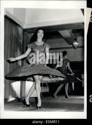 05 mai 1956 - ''Miss France'' ''Modèles cotons Californie'' : 20 ans, Mlle Iris Waller, qui a récemment été élu ''Miss France'', aujourd'hui calquée en Californie, cotons à Swan & Edgars, Piccadilly. Mlle Waller quitte pour la Californie sous peu pour prendre part à l'univers ''Miss'' 1956. Concours photo montre Mlle Iris Waller, Newcastle portant ''Tennesse'' - une goutte de pluie sur le coton sur place - l'un des cotons californien le modelé cet après-midi. Banque D'Images