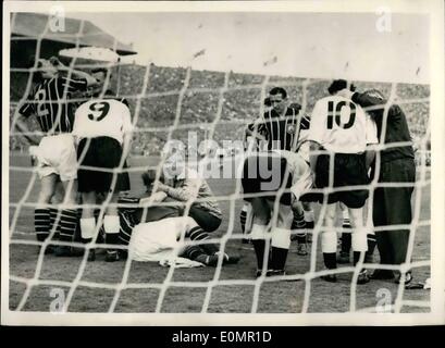 Mai 05, 1956 - Manchester City remporte la finale de la coupe de F.A.. battre Birmingham City Photo montre :- Les joueurs se rassembler autour d'elle le but de Manchester City, mois comme premier-aide est donnée à l'allemand, le gardien de Manchester City Bert Trautmann. À la fin du match - la F.A cup finale à Wembley - il s'est blessé au cou comme il a plongé pour la balle. Il a été pendant un temps instable mais n'a pas arrêter de jouer. Manchester City a remporté par 3 buts à 1. Banque D'Images