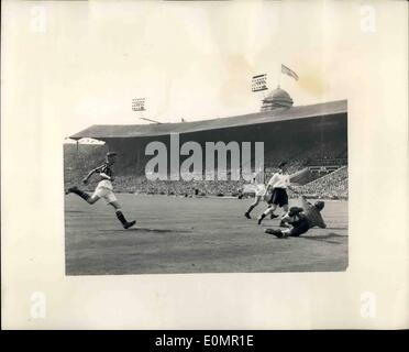 Mai 05, 1956 Manchester City - Gagner la F.A. cup. battre Birmingham par trois buts à un. Photo montre G. Merrick, le gardien de Birmingham - ne parvient pas à arrêter le deuxième but de Manchester City, qui a été inscrit par J. Dyson, l'intérieur de leur départ à Wembley aujourd'hui. Banque D'Images