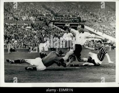 Mai 05, 1956 - Manchester City gagne la F.A. Cup. Photo montre le gardien de Manchester City Bert Trautmann, plongées, au pied de la ville de Birmingham de l'intérieur à droite, Peter Murphy durant la F.A. Aujourd'hui à Wembley en finale de la coupe. Trautmann, qui a récemment été élu ''footballeur de l'année'', a reçu une ovation formidable par la foule immense, après le match. Au cours de la fin du jeu, il a subi une blessure au cou, qui lui unsteadied pendant un certain temps, mais il portait encore sur la lecture. Manchester City a gagné par 3-1. Banque D'Images