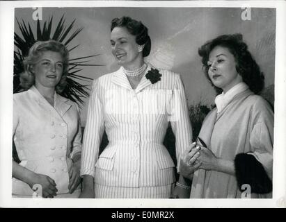 Mai 05, 1956 - La Begum et l'écran des étoiles. Photo montre écran stars Susan Hayward (droite) et Nicole Courcel (à gauche), qui sont à Cannes pour le Festival International du Film vu avec la Bégum Aga Khan (centre) à un déjeuner offert par l'Aga Khan à sa villa. Banque D'Images