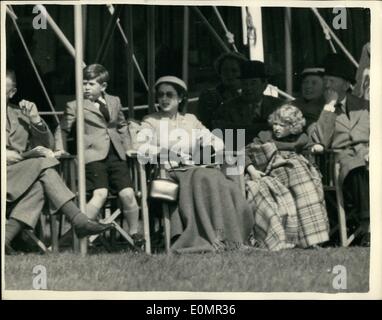 Mai 05, 1956 - Le Royal Windsor Horse Show : La Reine, le Prince Charles et la princesse Anne est allé(e) à le Royal Windsor Horse Show aujourd'hui. La photo montre le Prince Charles se lève de sa chaise - et de la princesse Anne ressemble ronde - comme avec la reine ils regardaient le show à Windsor aujourd'hui. Banque D'Images