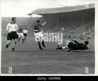 Mai 05, 1956 Manchester City - Gagner la F.A. Tasse battre Birmingham City 3-1 : Photo montre G. Merrick, le gardien de Birmingham - fait une vaine tentative d'arrêter de Manchester City - le troisième but marqué B. Johnson (au centre), la ville de Manchester à l'extérieur à droite, au cours de la F.A. Aujourd'hui à Wembley en finale de la coupe. Banque D'Images