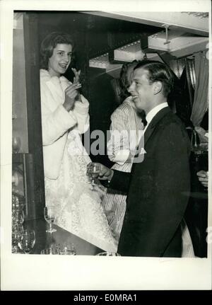 Mai 05, 1956 - Le duc de Kent assiste à la partie sur la rivière : l'invité d'honneur la nuit dernière lors d'une soirée organisée par Mme H.M. Drew et Mme Edward Northey - pour leurs filles Felicity et Pénélope a appelé - et Cecilia Northey - à bord du bateau à vapeur plaisir Royal Princess off Albert Bridge - était le duc de Kent. Plus de 300 ''coming out'' débutantes et leurs accompagnateurs ont participé et le parti est devenu plutôt mouvementée. Photo montre : le duc de Kent Vu avec Mme Penelope d'Erlanger fille de la BOAC Président M. Gérard d'Erlanger - pendant la fête à bord du Royal Princess. Banque D'Images