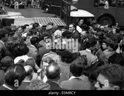 L'actrice Kim Novak entouré de fans à Piccadilly Circus Banque D'Images