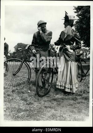 Juin 03, 1956 - 3-6-56 premier vétéran annuel Cycle Run de Ripley à Hyde Park. Vélos mis à deux, penny farthings vintage et d'autres modèles ont été parmi les 52 machines qui ont pris la route dans le sud de l'ancien combattant, pour la première fois, un Club de vélo ancien point d'exécuter de Ripley, Surrey, à Hyde Park aujourd'hui. Photo montre : Mme Evelyn Beaumont, de Brighton, est vaillamment aidé dans le pompage de ses pneus sur sa crête 1903 cycle Whitworth par M. Peter Fitzgerald, qui était monté sur un cadre transversal de cycle 1886, avant le début de la course de Ripley aujourd'hui. Banque D'Images