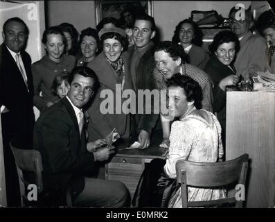 Mai 05, 1956 - Oasi Reichert et Toni Sailer à Munich : ''Der weisse Sieg'', l'italien photo des Jeux Olympiques d'hiver ont été montré à Munich. On a invité l'Allemagne et l'Autriche n-champions de ski et vainqueur de la médaille d'Ossi Reichert et Toni Sailer. Banque D'Images