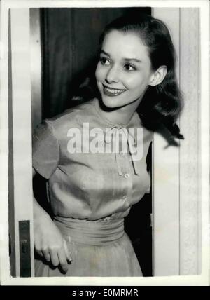 08 août, 1956 - 18 ans, l'actrice de Broadway arrive à Londres avec une mission. L'actrice Susan Strasberg âgés de 18 ans s'est envolé pour Londres à partir de New York hier surtout de rencontrer la semaine prochaine un vieux hollandais dont la fille est morte dans le camp de concentration de Belson, Allemagne , pendant la guerre. À New York, Susan a la partie de la fille , Anne Frank , dans une pièce de théâtre ''Le journal d'Anne Frank'' qui parle de la souffrance de la jeune fille et la bravoure avant sa mort pendant l'occupation nazie de la Hollande .maintenant le père d'Anne. M. Otto Franks veut rencontrer Susan à Londres Banque D'Images