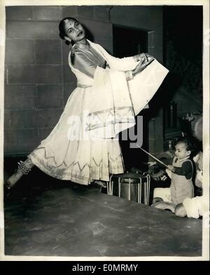 08 août, 1956 - Répétitions nouveau BALLET indien. La danseuse et son jeune batteur fils. - 25 ans, danseuse indienne KUMUDINI, était d'être vu à l'Inde Chambre répéter la première partie dans un nouveau ballet par la société Copal Ram, qui raconte l'histoire du Taj Mahal, et qui a sa première mondiale au Festival d'Edimbourg le 8 septembre. Kumudini, est l'épouse du directeur musical de la société Copal Ram, a un fils âgé de 18 mois, SHREERAJ qui, par son père, c'est apprendre à jouer de la batterie Banque D'Images