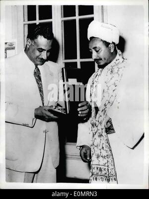 08 août, 1956 - Présentation au Prince du Yémen. Nasser a félicité sur le nationalisme du Canal de Suez : Prince Seil el Islam Mohamed el Badr, Prince héritier du Yémen, récemment à la tête d'une délégation yéménite a appelé le président Nasser a Ã¢â'¬ËoeCongratulate lui sur la nationalisation du Canal de Suez". Le Président Nasser a présenté le Prince avec l'ordre du Nil de première classe. La photo montre le président Nasser remet le prix au Prince Badr au Caire. Banque D'Images