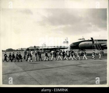 08 août, 1956 - Le Christ de Suez. air lift à Middle East à bord des aéronefs Britannia commence : le transport aérien de troupes de la Grande-Bretagne pour le Moyen-Orient a commencé ce matin de Hurn, Hampshire en machines Britannia - chacun détenant plus de 100. Photo Keystone montre vue générale montrant les trois aéronefs - comme des troupes jusqu'à leurs places - à Hurn, Hampshire, aujourd'hui. Banque D'Images