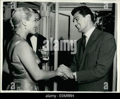 Juin 06, 1956 - Réception de Linda Christian. Une réception a eu lieu ce soir à l'hôtel Savoy de Linda Christian, qui est arrivé à l'aéroport de Londres plus tôt aujourd'hui - de faire un film ici avec Edmund Purdom, avec lequel son nom a été lié de façon romantique. Photo : Keystone Edmund Purdom montre vu comme il l'accueilli Linda Christian à la réception de ce soir. Banque D'Images