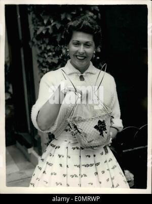 Juin 06, 1956 - Championnats de tennis de Wimbledon - Premier jour. Photo montre Mme Fred Perry vu à Wimbledon aujourd'hui - avec un fil d'or sac à main de travail ouvert. Banque D'Images