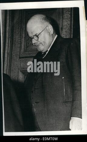 08 août, 1956 - Enquête sur Mme, Gertrud Hullett. Le jury d'enquête à Eastbourne, dans le Sussex, hier, a rendu un verdict de suicide sur la veuve de 50 ans, Mme Gertrude Joyce Hullett, décédé en juillet. Lors de l'enquête, le Dr John Bodkin Adams a déclaré Mme Hullett lui a dit après la mort de son deuxième mari, elle ''n'a pas pu continuer à vivre''.Elle avait proposé le suicide, mais il n'avait '"motivée avec elle. Elle a dit qu'il avait prescrit sadium veronal et, plus tard, phéno-veronal quand elle - bloc se sont plaints d'être malade. La photo montre la photo d'hier du Dr John Bodkin Adams Banque D'Images