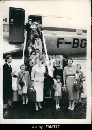 08 août, 1956 - Plus d'épouses et enfants arrivent à partir de la zone de Suez. A.B.O.A.C. Arrivés à avion de l'aéroport de Londres avec les familles du personnel de la compagnie pétrolière Shell - par avion en provenance de Le Caire - compte tenu de la crise du Canal de Suez. Photo : Keystone montre- Certaines des familles à l'arrivée à l'aéroport de Londres depuis Le Caire. Banque D'Images