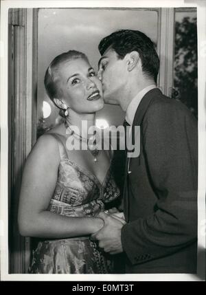 Juin 06, 1956 - Réception de Linda Christian : une réception a eu lieu ce soir à l'hôtel Savoy de Linda Christian, qui est arrivé à l'aéroport de Londres plus tôt aujourd'hui - de faire un film ici avec Edmund Purdom, avec lequel son nom a été lié de façon romantique. Edmund Purdom Photo montre a un baiser pour Linda Christian - à la réception de ce soir le Savoy. Banque D'Images