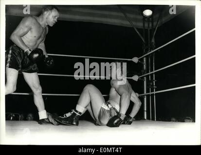 Juin 06, 1956 - Canada's Gordon Wallace remporte le titre Light-Heavy Empire bat Ron Barton sur Points.. Photo : Keystone montre- Ron Barton regarde Wallace dans la stupéfaction, lors de l'un de l'knock-downs - à Clapton Stadium ce soir. Banque D'Images