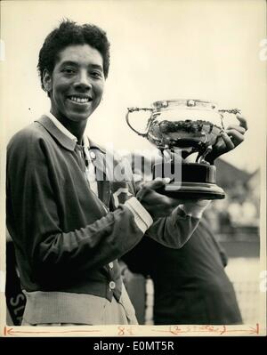 Juin 06, 1956 - Surrey Lawn Tennis Championships à Surbiton. Photo : Keystone montre Miss Althea Gibson (États-Unis) vu avec la coupe Banque D'Images