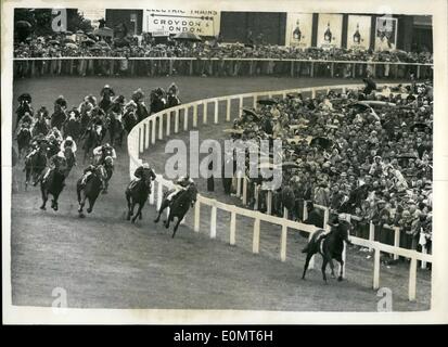 Juin 06, 1956 - Le Derby à Epsom - gagnés par ''Lavendin'' ..le domaine l'Arrondissement Tattenham Corner : vue générale comme le champ Arrondi Tattenham Corner - à l'Epsom Derby 1956 durant cet après-midi. Vu de ses propres ailes en face est ''Monterey'' (W. Snaith). Il Queue à mesure que le rythme était trop pour lui.''Lavendin'' a été le vainqueur avec ''onteval'' ''Roistar deuxième et troisième''. Banque D'Images