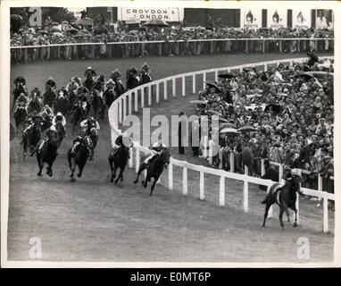 Juin 06, 1956 - Le Derby à Epsom - gagnés par ''Lavendin''. Le domaine l'arrondissement Tattenham corner. La photo montre la vue générale que le champ Arrondi Tattenham Corner - à l'Epsom Derby 1956 durant cet après-midi. vu sur son propre en face est 'Monterey'' (W. Snaith). Il queue à mesure que le rythme était trop pour frapper. ''Lavendin'' a été le vainqueur avec ''onteval'' ''Roistar deuxième et troisième''. Banque D'Images