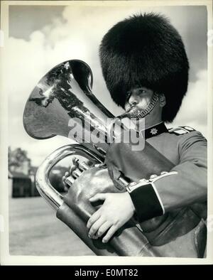 08 août, 1956 - Coldstream Guards band joue pour Visite à Toronto.La formation sur sa basse.. Les membres de la bande ont été Coldstream Guards d'être vu à l'Administration centrale du duc d'York pour préparer leur départ pour le salon de Toronto - où ils sont à jouer. Photo : Keystone montre- musicien Ricardo Seigneur pratiques sur son E-Flat - basse alors qu'il se prépare pour sa visite à Toronto.. Il s'agit de Balham, Londres. Banque D'Images