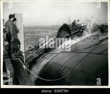 08 août, 1956 - Relever la ''Kromprins Frederik'', les efforts visant à augmenter l'épave du paquebot, Kranprins danois frederik '' , qui a chaviré et coulé après avoir été balayé par le feu à Harwich en avril, sont effectués aujourd'hui. Sauver les hommes travaillent à la bouche sur le navire et les travaux ont commencé ce matin à la soulever. phto montre l'eau d'être transféré à partir du navire tôt ce matin que les câbles ont été vérifiées avant l'opération de levage. Banque D'Images